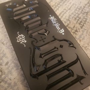 KAT VON D SHADE AND LIGHT EYESHADOW PALETTE